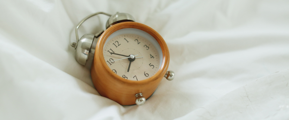 Wekker ligt in bed