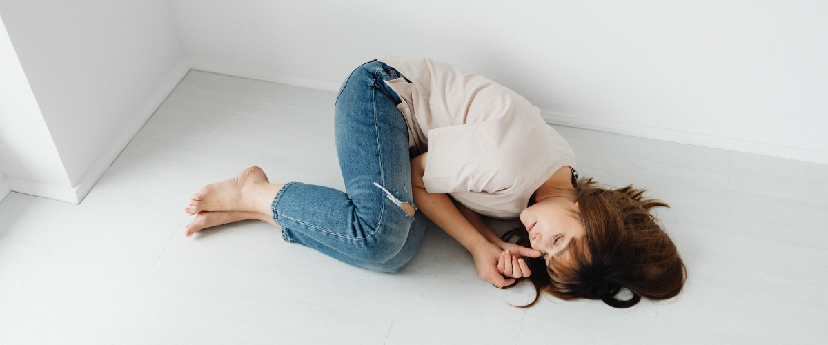 Vrouw slaapt op de grond