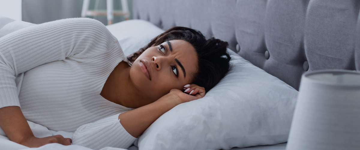 Vrouw wordt wakker in bed en heeft niet goed geslapen