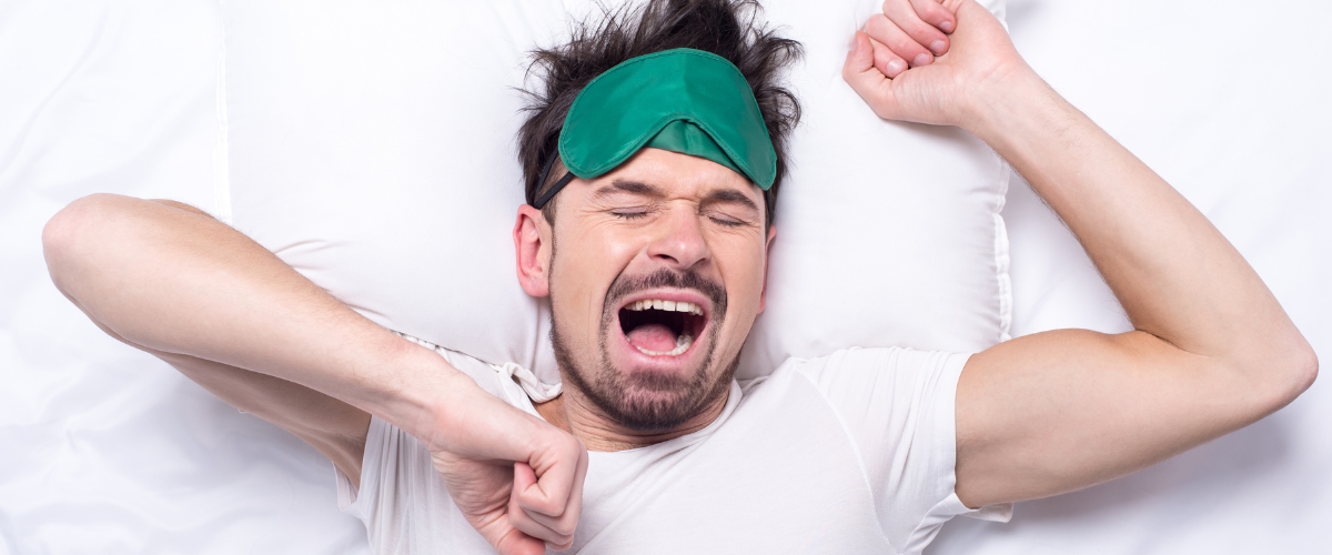 Man schrikt wakker in bed