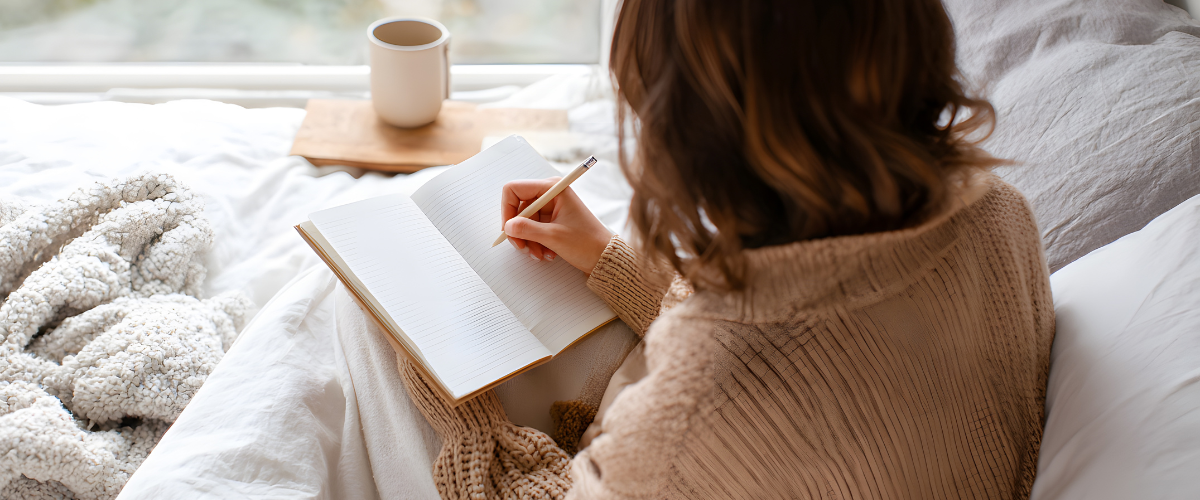 Vrouw schrijft voor het slapen gaan in een journal