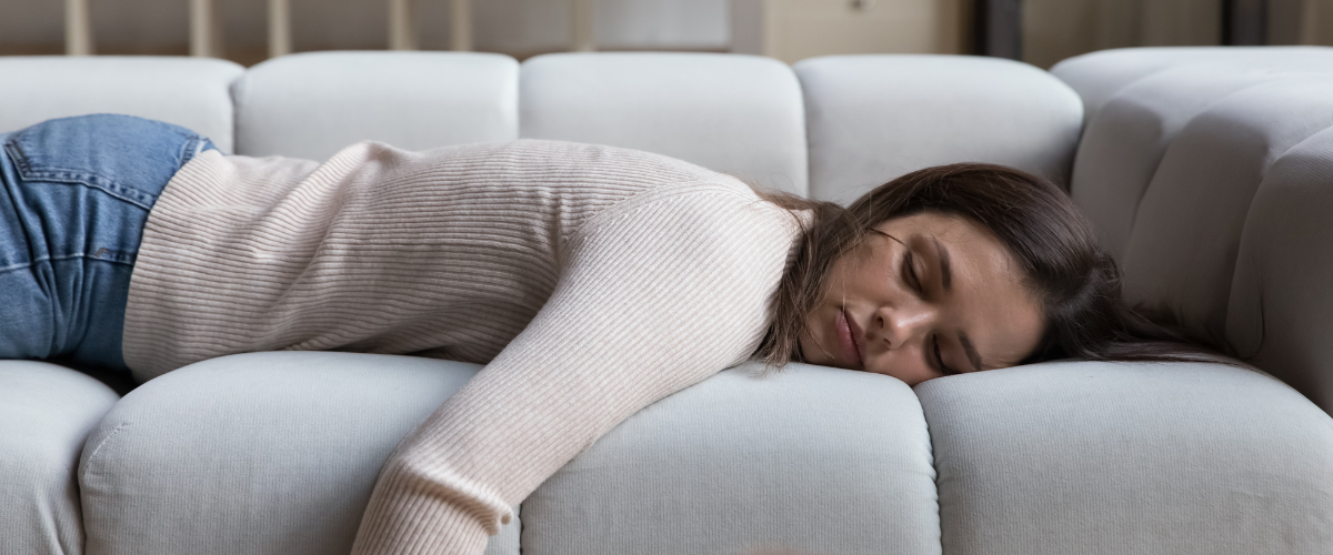 Vrouw doet middagdutje op de bank