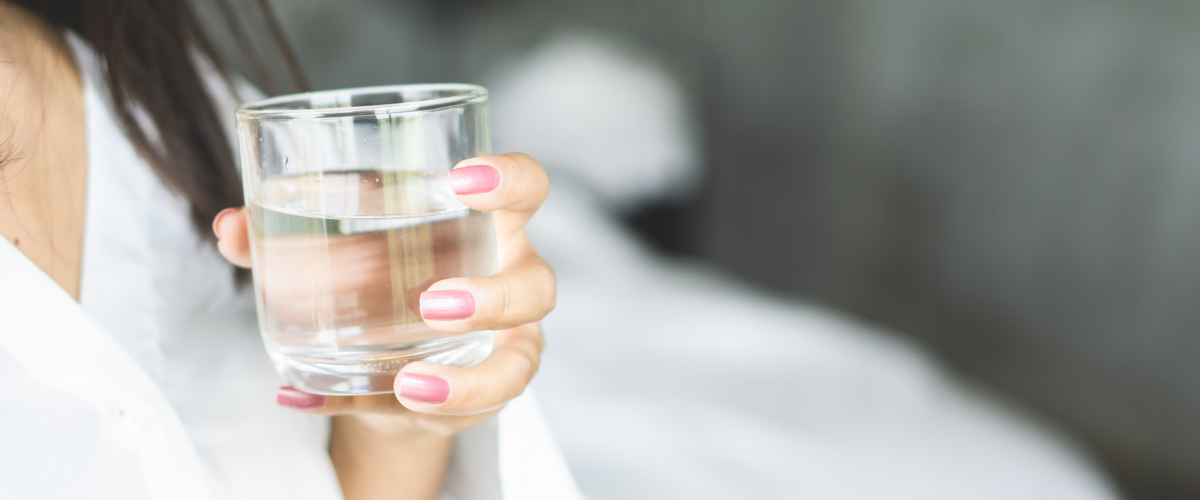Vrouw drinkt een glas water
