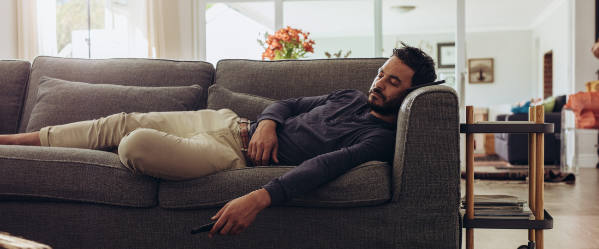 Man slaapt op de bank