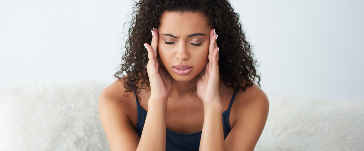 Vrouw wordt wakker met hoofdpijn