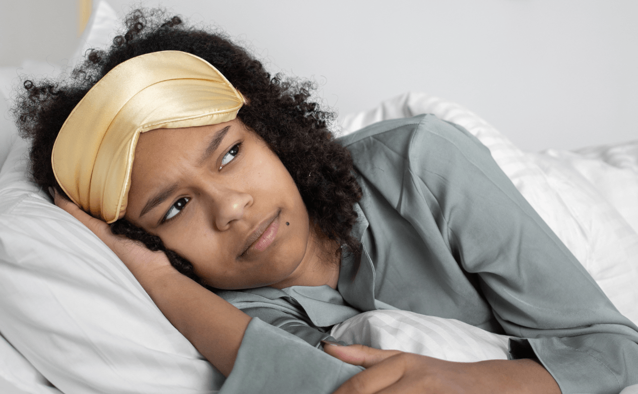 Vrouw ligt in bed en kijkt weg