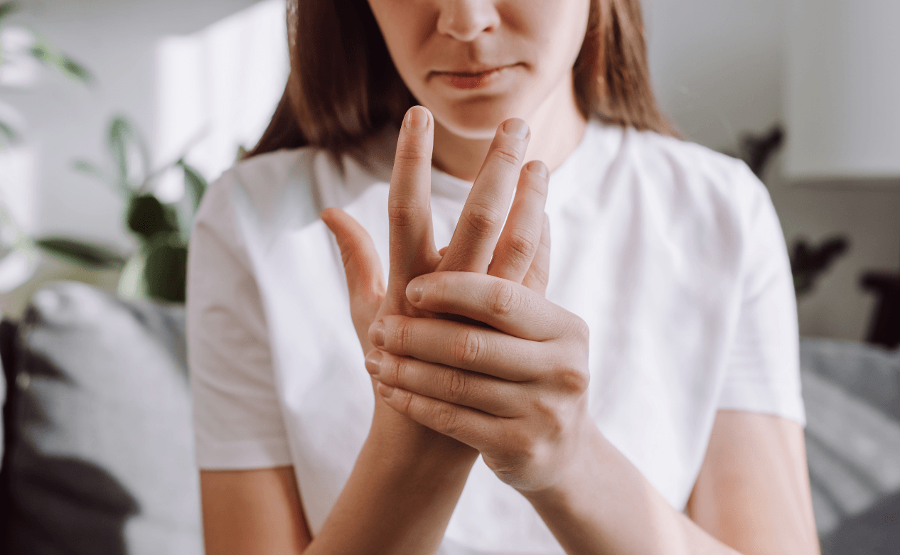 Vrouw heeft pijn aan haar hand