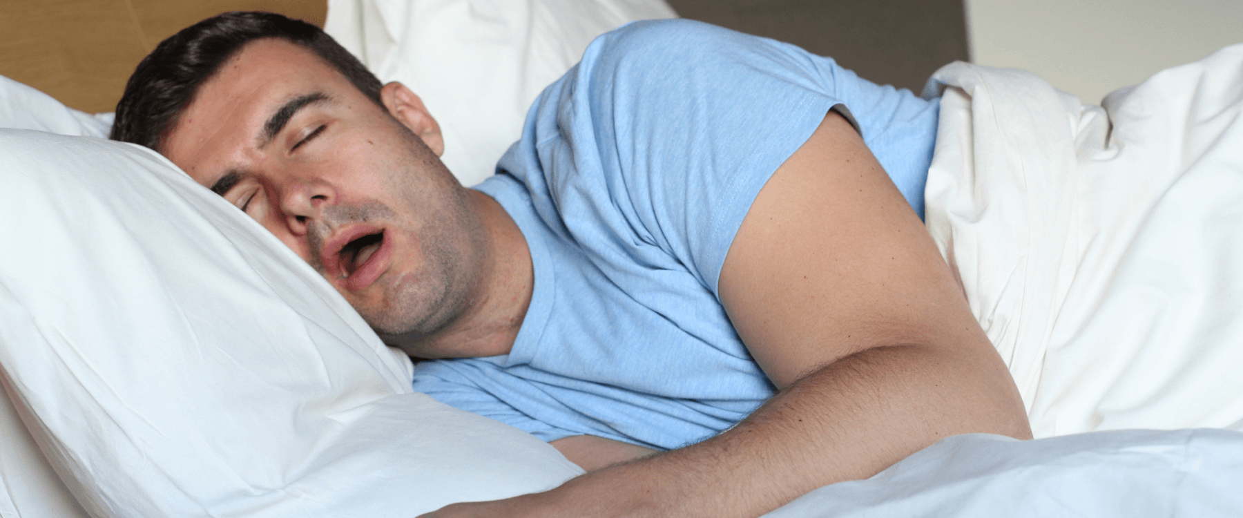 Man ligt diep te slapen met zijn mond half open