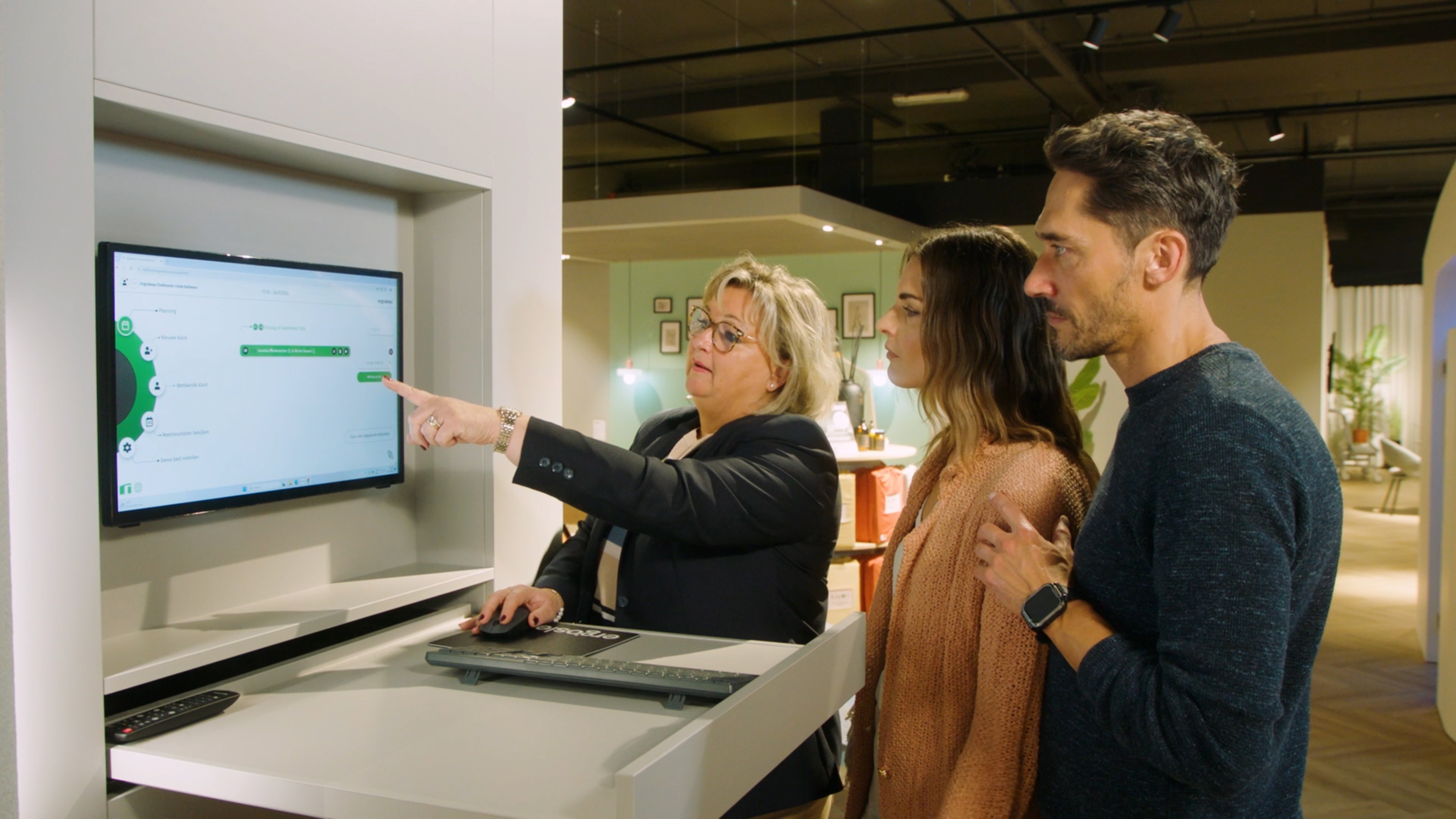 Slaapadviseur legt uit hoe de SLAAP-DNA® meting ter werk gaat.