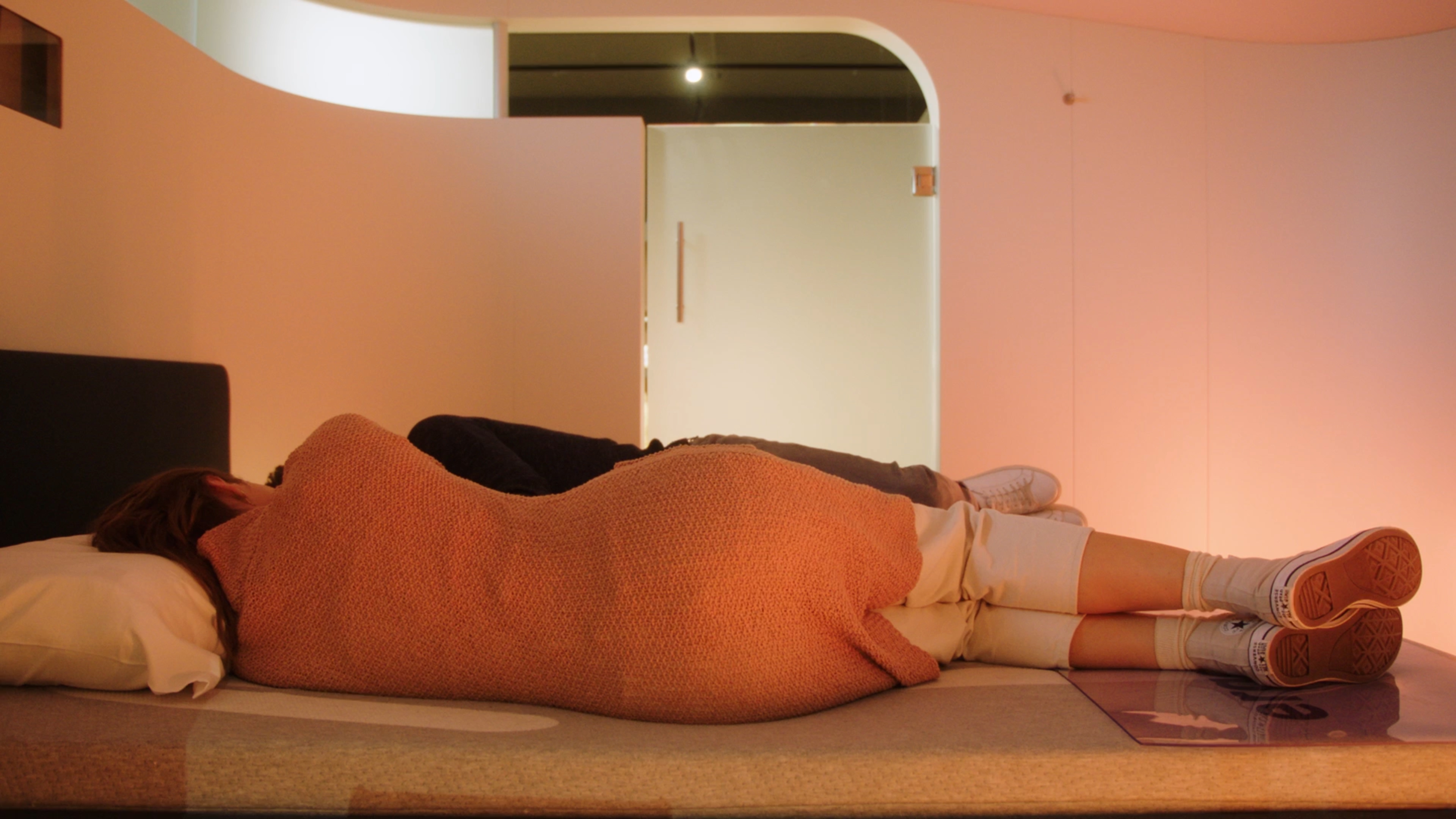 Klanten ervaren de SLAAP-DNA® meting in de Ergosleep Cocoon. Ze liggen op hun zij.