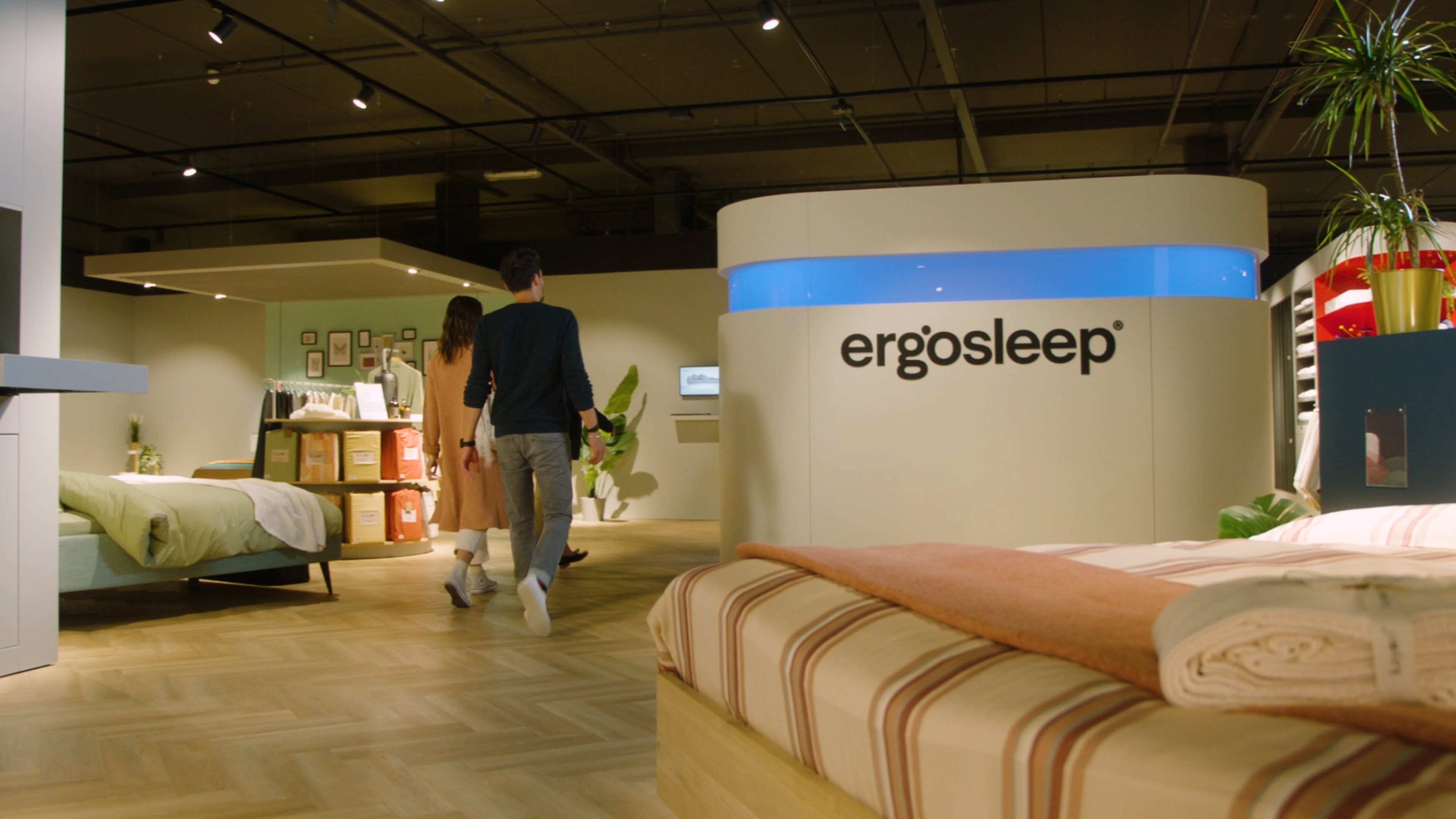 Klanten lopen naar de Ergosleep Cocoon om de SLAAP-DNA® meting te ervaren.