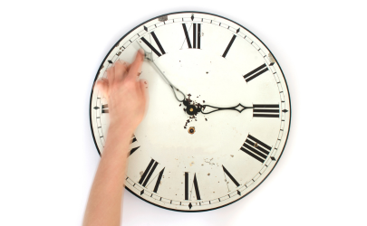 Iemand verzet de klok door de wijzer te verplaatsen