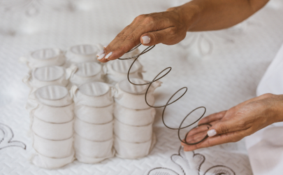 Vrouw houdt een pocketveer tussen haar handen