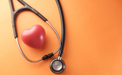 Stethoscoop met een hartvormige stressbal