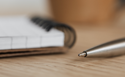 Een pen en papier liggen naast het bed