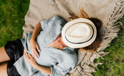 Vrouw doet een dutje in het park