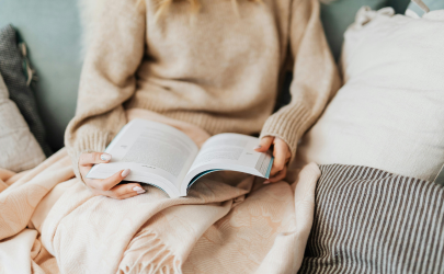 Vrouw leest boek ter ontspanning voordat ze naar bed toegaat