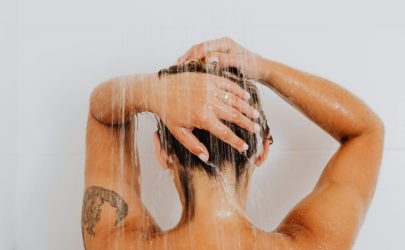 Neem vlak voor het slapen een warme douche