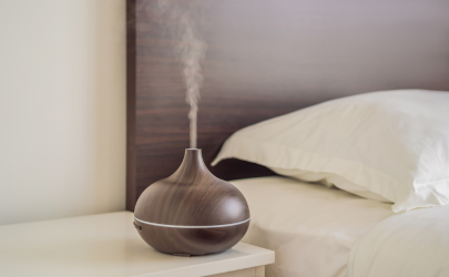 Naast het bed staat een luchtbevochtiger