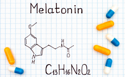 De chemische structuur van de stof 'melatonine' weergegeven