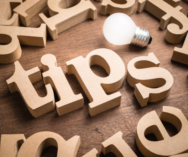 het woord 'tips' gespeld met houten letters