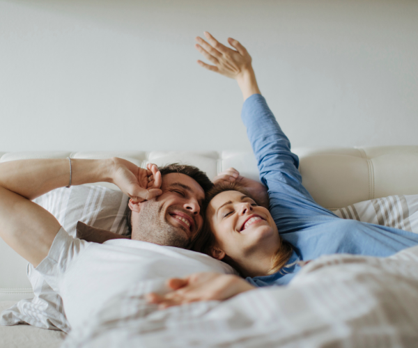 Man en vrouw worden uitgeslapen en blij wakker