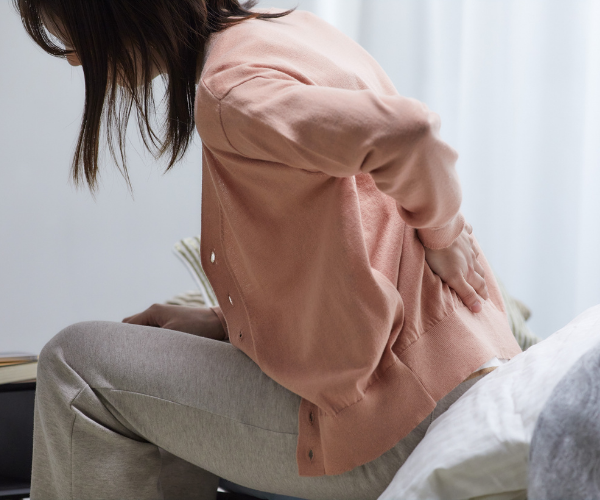 Vrouw heeft pijn aan haar rug