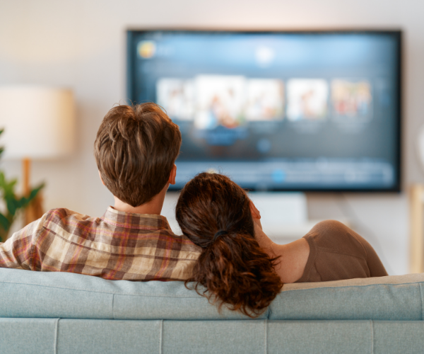 Man en vrouw zitten op de bank tv te kijken