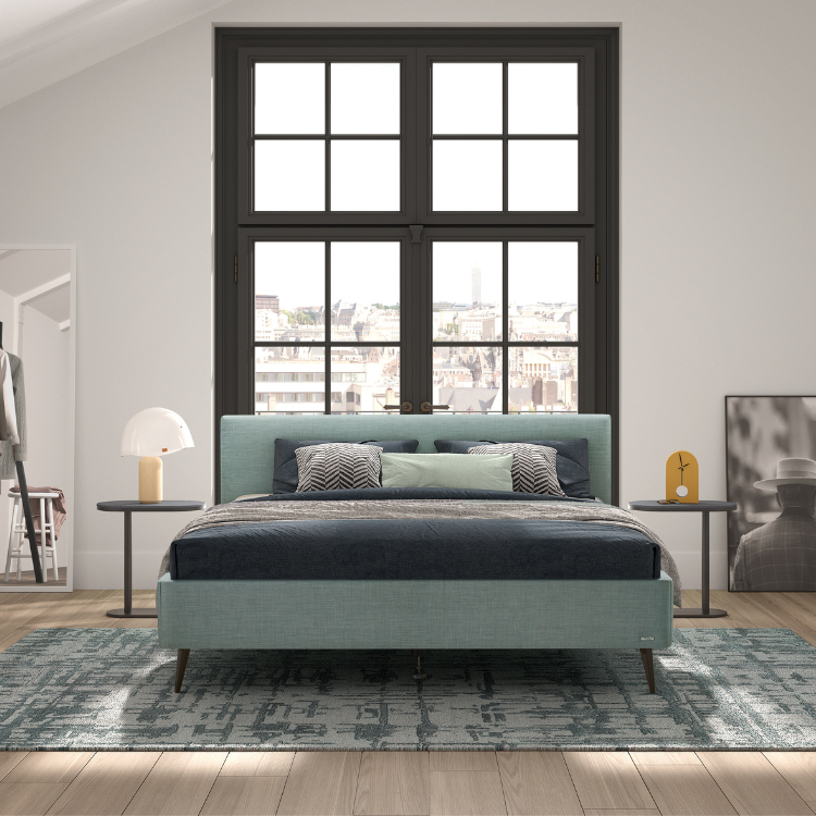 Meer kleur in je slaapkamer? Eenvoudige lijnen en zachte stoffen vormen de perfecte balans in deze moderne, hedendaagse stijl.